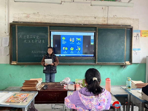 ​西平县权寨关庄小学开展“食品安全进校园宣传”活动