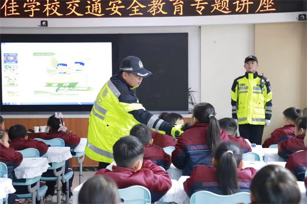 预热“122”，商丘交警铁骑大队受邀走进商丘市汇佳学校开展交通安全宣传活动|关注