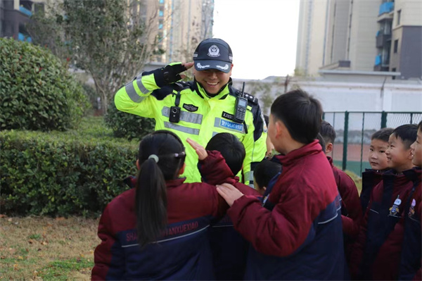 预热“122”，商丘交警铁骑大队受邀走进商丘市汇佳学校开展交通安全宣传活动