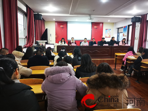 以爱相约 共育花开——驻马店市第十二小学2023学年首届校级家委会暨家长学校顺利开幕