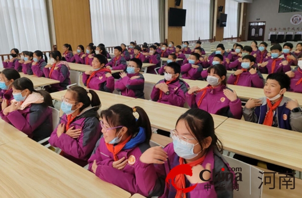 让自信的光芒照亮前进的路 驻马店市第二十五小学举行心理健康教育讲座