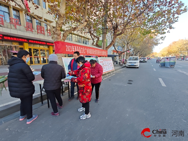 西平县文广旅局组织志愿者开展“文明交通 你我同行”为主题的宣传一条街活动