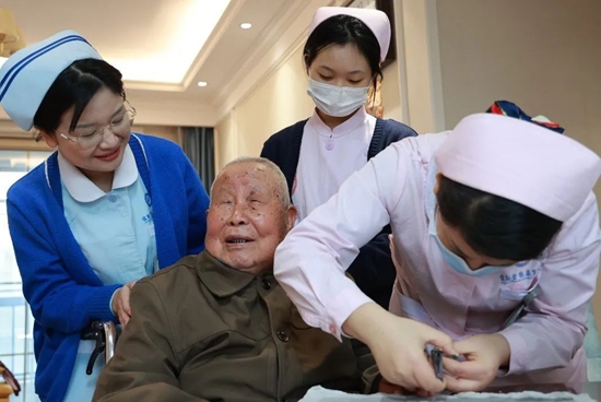 尊老为德 助老为乐 华信圣德集团党员志愿者服务活动走进河南圣德健康养护中心