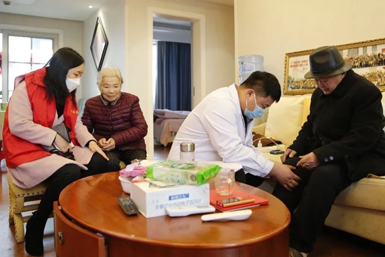 尊老为德 助老为乐 华信圣德集团党员志愿者服务活动走进河南圣德健康养护中心