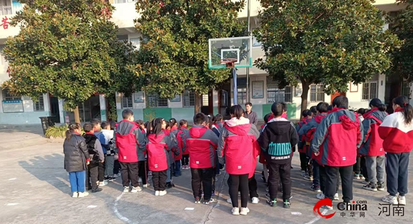​西平县专探军王小学举行宪法宣传周活动|环球看热讯