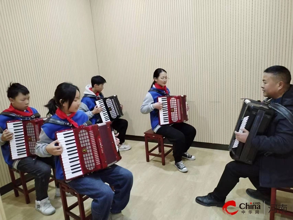 西平县重渠小学艺术社团参加西平县学生发展中心揭牌仪式