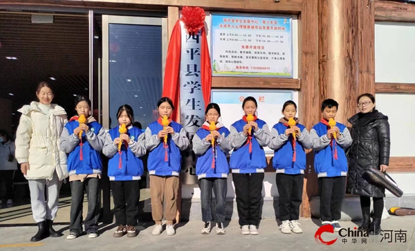 西平县重渠小学艺术社团参加西平县学生发展中心揭牌仪式