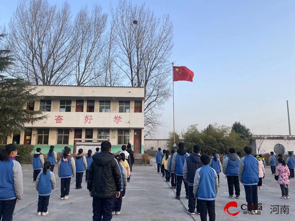 ​西平县师灵白庙小学开展“宪法晨读”系列活动