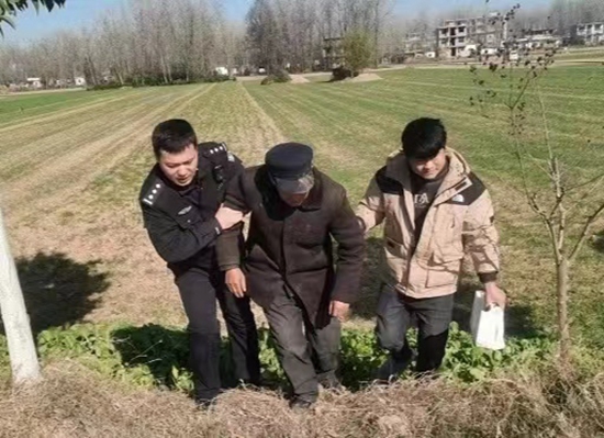 ​老人骑三轮车不慎侧翻掉进沟里 淮滨民警暖心救助 世界新资讯