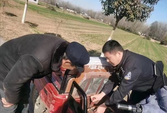 ​老人骑三轮车不慎侧翻掉进沟里 淮滨民警暖心救助