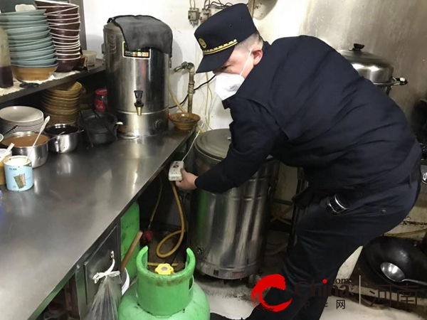 焦点速读：日常巡查 突击检查 驻马店开发区城市管理局开展餐饮业专项整治检查