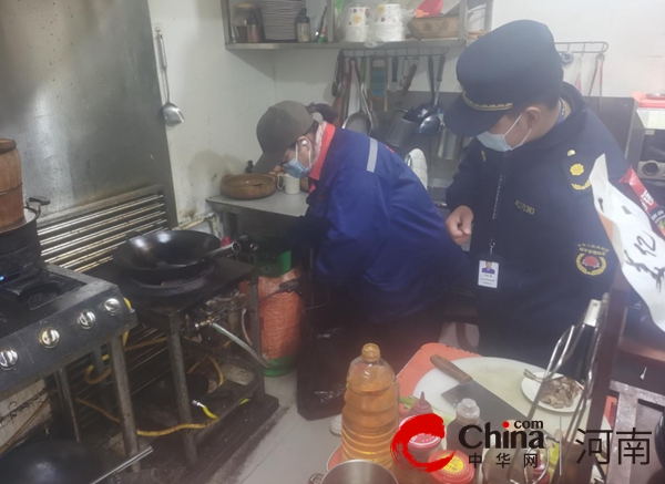 日常巡查 突击检查 驻马店开发区城市管理局开展餐饮业专项整治检查