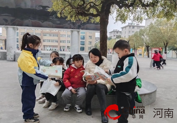锦旗传谢意 师爱暖人心—驻马店市第二小学家长为老师赠送锦旗