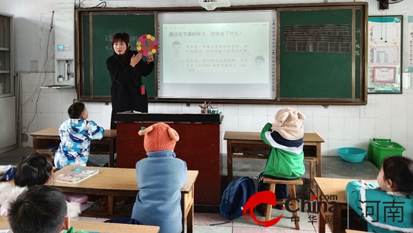 锦旗传谢意 师爱暖人心—驻马店市第二小学家长为老师赠送锦旗