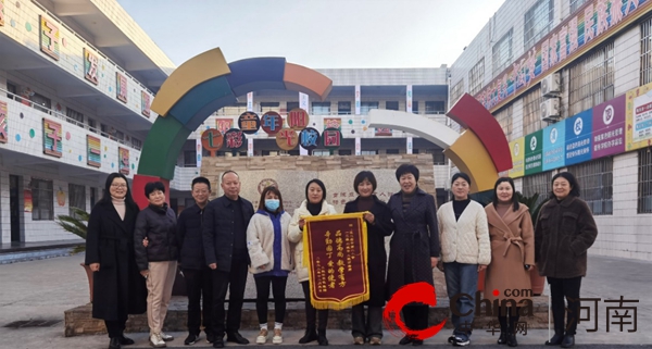 锦旗传谢意 师爱暖人心—驻马店市第二小学家长为老师赠送锦旗