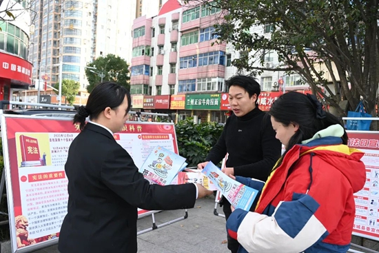 ​商城县：精彩呈“宪” 与法同行
