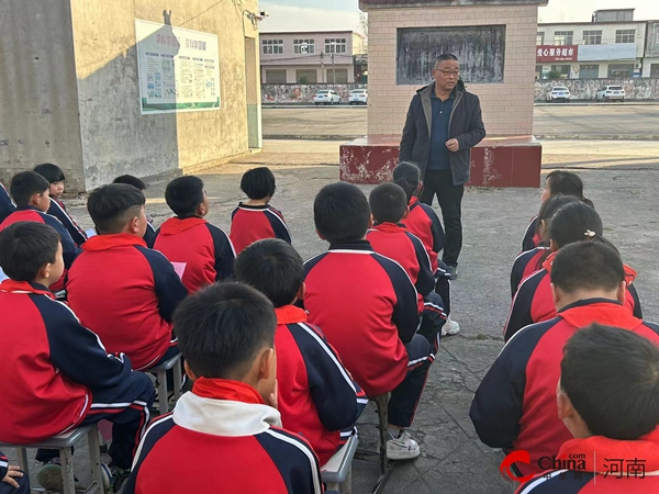 ​西平县权寨苗张小学举行“宪法进校园 法治育新芽”诵读比赛活动