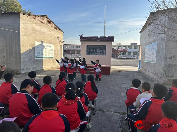 ​西平县权寨苗张小学举行“宪法进校园 法治育新芽”诵读比赛活动