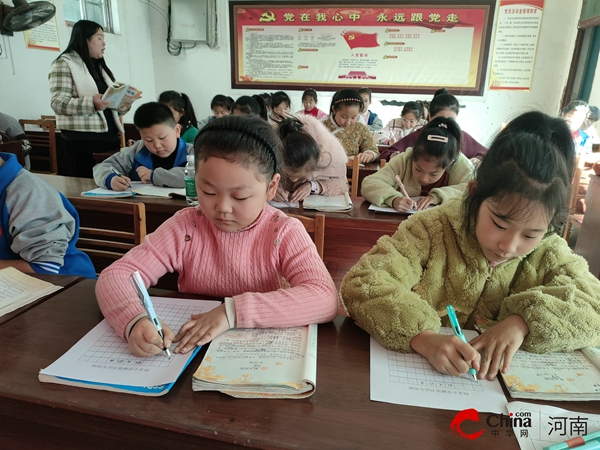 ​西平县师灵小学开展“小学生规范汉字书写比赛”活动