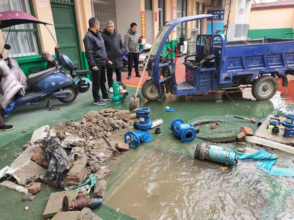 焦点观察：邓州市水务集团自来水公司：无畏严寒忙抢修争 分夺秒保供水