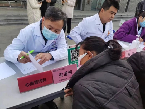 ​信阳市中心医院联合民盟信阳市委会赴肖店乡开展“信阳市中心医院健康义诊进乡村优质服务下基层”活动
