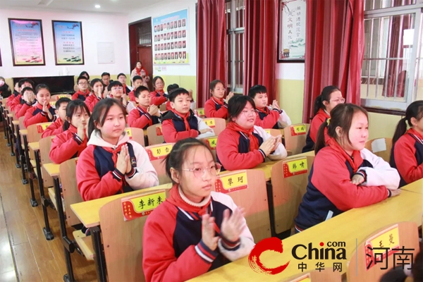 驻马店市驿城区委常委、区委办公室主任李峰走进市第十一小学为学生上思政课