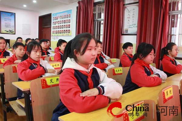 驻马店市驿城区委常委、区委办公室主任李峰走进市第十一小学为学生上思政课