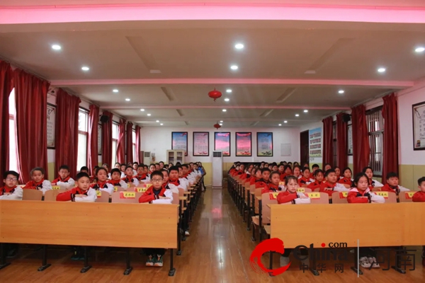 驻马店市驿城区委常委、区委办公室主任李峰走进市第十一小学为学生上思政课