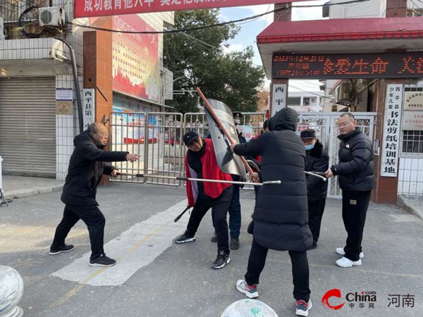 共筑反恐防线 守护美好校园——西平县第三小学开展反恐防暴安全演练