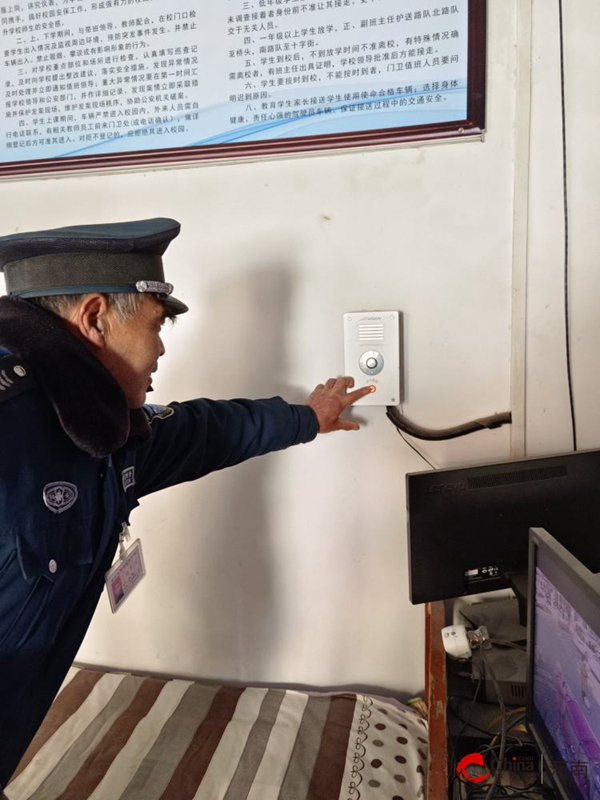 共筑反恐防线 守护美好校园——西平县第三小学开展反恐防暴安全演练