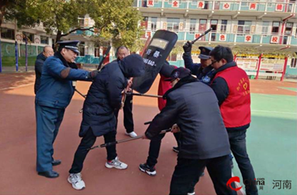 共筑反恐防线 守护美好校园——西平县第三小学开展反恐防暴安全演练