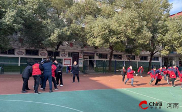 共筑反恐防线 守护美好校园——西平县第三小学开展反恐防暴安全演练