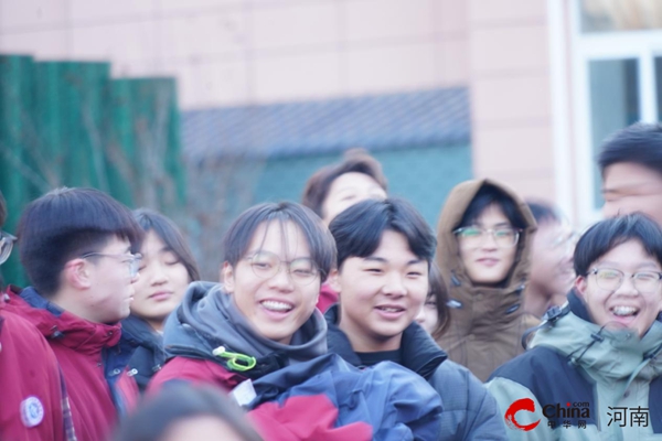 ​凝“绳”聚力 “燃”我青春——西平县杨庄高级中学举行“迎元旦”拔河比赛