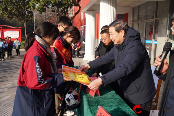 ​凝“绳”聚力 “燃”我青春——西平县杨庄高级中学举行“迎元旦”拔河比赛