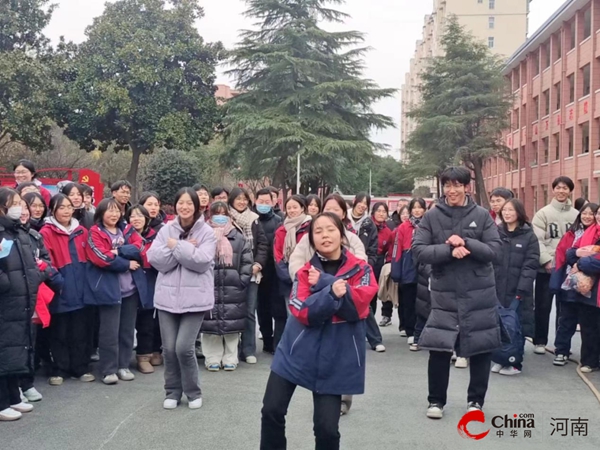 ​凝“绳”聚力 “燃”我青春——西平县杨庄高级中学举行“迎元旦”拔河比赛