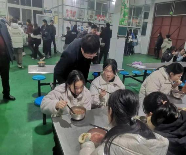 邓州市教体局领导莅临文渠镇视导检查工作