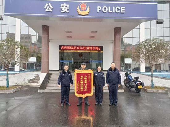 ​固始公安：做了30多年“黑户”的她 终于有了身份 环球播资讯