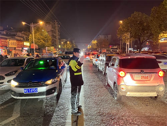 ​固始交警：坚守岗位守护万家平安出行-全球观点