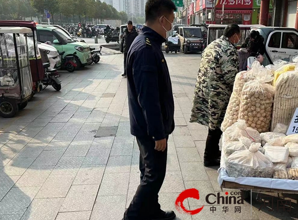 扮靓城市显担当 驻马店开发区城市管理局开展节前整治工作