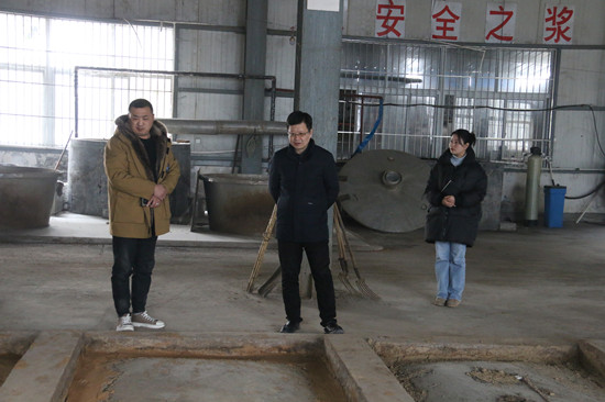南召法院：院长进企业 护航经济促发展