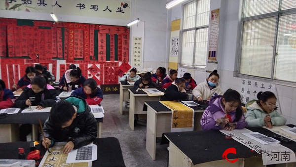​笔尖展风采 墨香飘校园——西平县柏城王司庄小学举办“迎元旦”学生书法大赛|天天精选