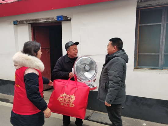 商城县民政局联合县慈善总会到东街社区开展“元旦”慰问志愿服务活动