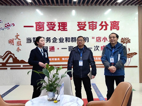 ​罗山县开展政务服务社会监督员“进中心 走流程”活动