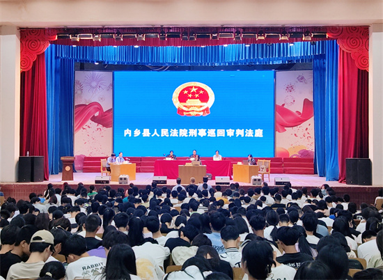 焦点关注：内乡法院：法槌在职专校园“敲响”