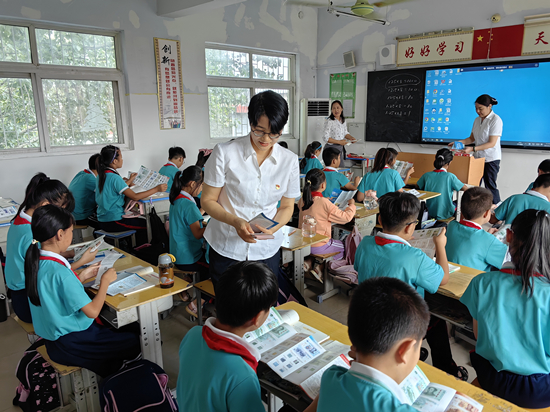 南阳市宛城区农信社开展“反假货币知识宣传进课堂，进快递超市”宣传活动　   