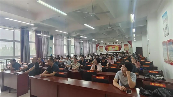 商丘市示范区第一初级中学认真组织教师收看“出彩河南人”最美教师巡回报告会