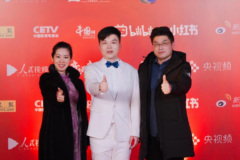 中国内地歌手夏远多受邀“小手牵大手”网络春晚演唱