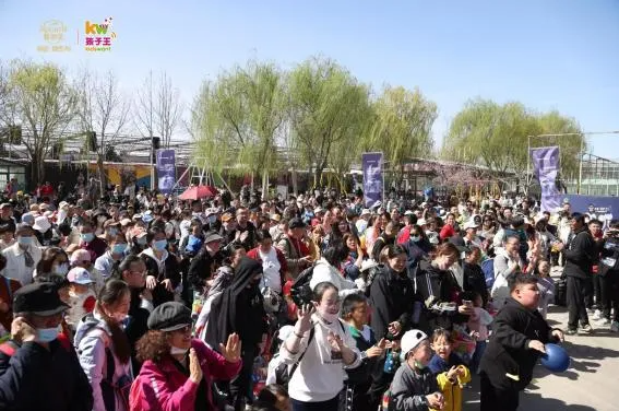 共度亲子时光，孩子王与您 “熠”同成长
