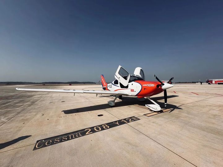 “空中宝马”-西锐sr20飞机正式入列空中未来航空|播资讯